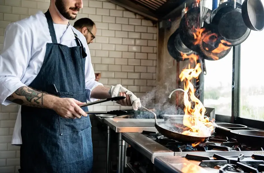 Cuoco in una cucina italiana di un ristorante italiano in America