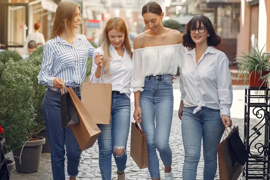 Millennials americane mentre fanno shopping di prodotti italiani negli Stati Uniti